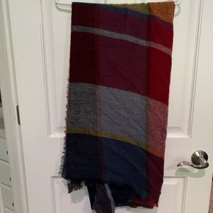 Like new , barely worn super cute plaid scarf